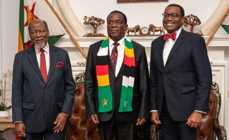 Bývalý prezident Mosambiku Joaquim Chissano (vlevo), prezident Zimbabwe Emmerson Mnangagwa, prezident Africké rozvojové banky Akinwumi Adesina.