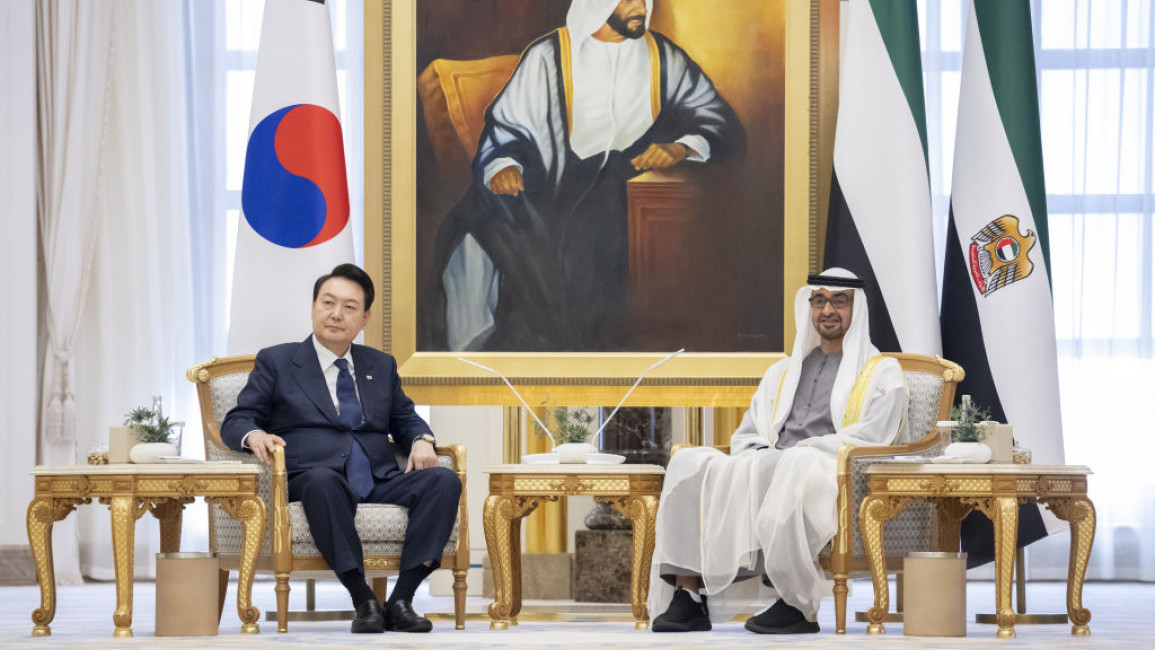 Jihokorejský prezident Yoon Suk Yeol (vlevo) vystoupil s projevem na Týdnu udržitelnosti v Abu Dhabi