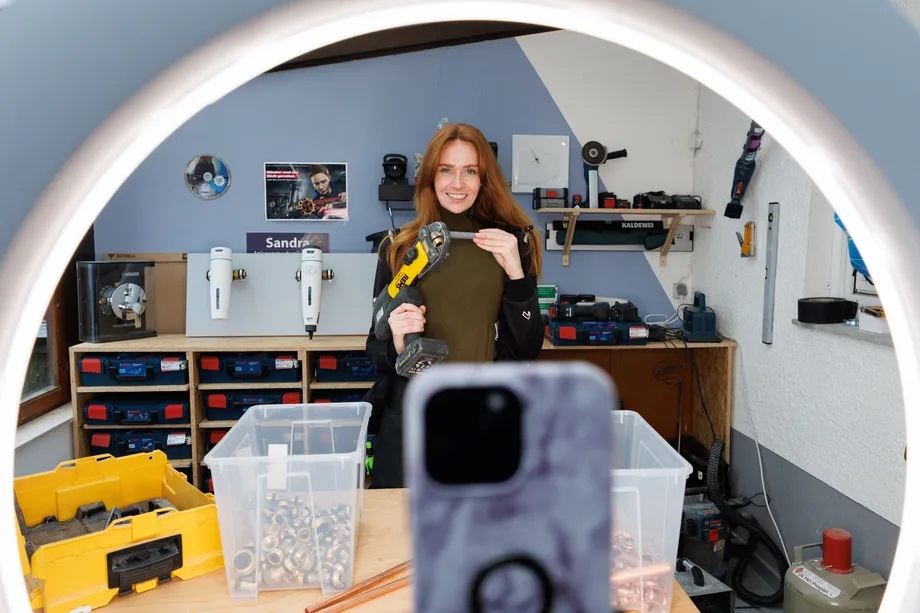 Sandra Hunke, instalatérka, která je se 120 000 sledujícími na Instagramu jednou z nejoblíbenějších řemeslných influencerek v Německu a nyní pracuje na částečný úvazek jako modelka, pózuje na fotografii ve své dílně v Severním Porýní-Vestfálsku.