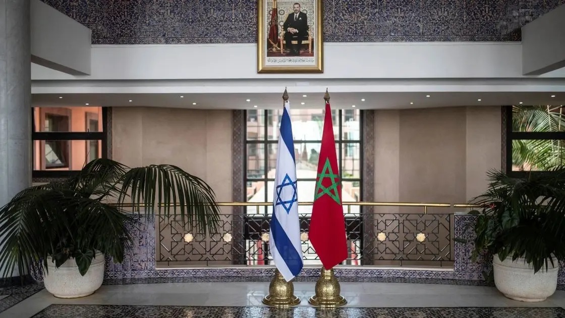 Marocké a izraelské vlajky jsou vystaveny na marockém ministerstvu zahraničí v Rabatu, Maroko, 11. srpna 2021.