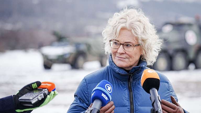 Christine Lambrechtová (SPD), spolková ministryně obrany, uvádí tiskové prohlášení