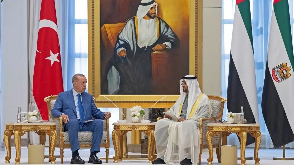 Setkání prezidenta Spojených arabských emirátů Mohameda bin Zayeda al-Nahyana s tureckým prezidentem Recepem Tayyipem Erdoganem v Abu Dhabi dne 19. července 2023
