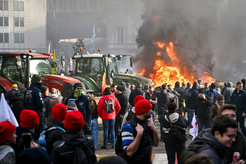 Tisíce zemědělců v Bruselu protestují proti změnám společné zemědělské politiky EU a nadcházející obchodní dohodě s Mercosurem.