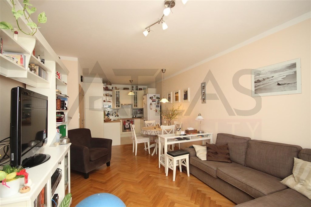 Pronájem částečně zařízeného bytu 3+kk s parkováním Praha 5 - Stodůlky, Svitákova 2775 jen 100 m od stanice metra Stodůlky - obývací pokoj