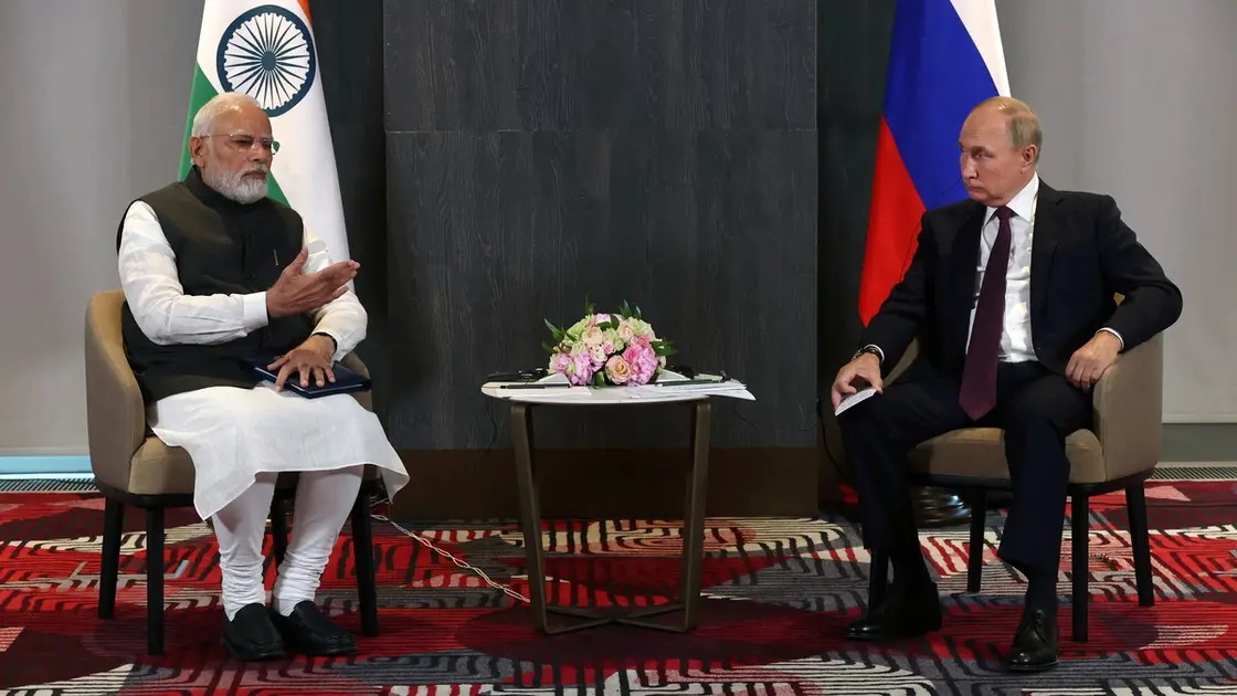 Ruský prezident Vladimir Putin a indický premiér Narendra Modi se účastní setkání na okraj summitu Šanghajské organizace pro spolupráci (SCO) v Samarkandu v Uzbekistánu 16. září 2022.
