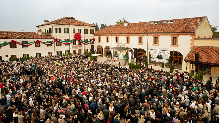 V sobotu 20. října 2011 byla slavnostně otevřena budova Scientologické církve Padova za přítomnosti 7000 scientologů a hostů z celé Itálie a scientologické církve. David Miscavige, předseda představenstva Centra náboženských technologií a církevního vůdce scientologického náboženství, předsedal zasvěcení s místními církevními představiteli. Inaugurace se zúčastnily městské, provinční a národní orgány, včetně senátora republiky Onorevole Maurizia Saia; radní pro bezpečnost, imigraci a dobrovolnou práci provincie Padova, pan. Enrico Pavanetto a starosta Grantorta, dr. Luciano Gavin.