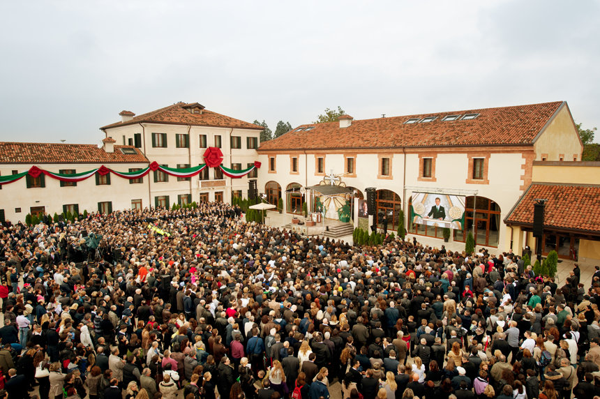 V SOBOTU 27. ŘÍJNA 2012 SLAVILO VÍCE NEŽ 7 000 SCIENTOLOGŮ A HOSTŮ zasvěcení nové Církve. Toto historické sídlo, které je součástí historie Arcelly z 18. století, nyní ukrývá všechna zařízení ideální Scientologické církve 21. století, která bude sloužit svým farníkům a komunitě po desetiletí.