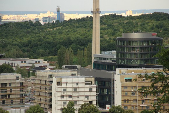 vzdělaný kaplan a lakomý farář