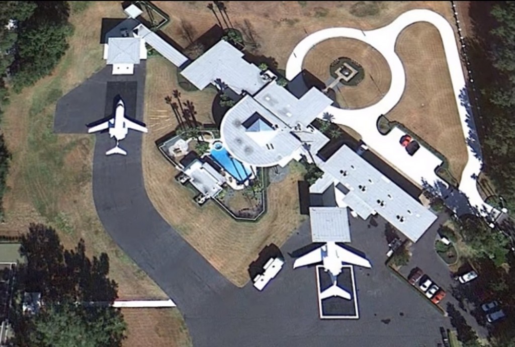 John Travolta je nejen herec ale i dopravní pilot