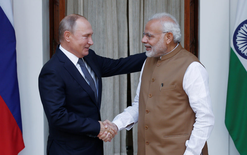 Ruský prezident Vladimir Putin si potřásá rukou s indickým premiérem Nárendrou Módím před jejich setkáním v Hyderabad House v Novém Dillí v Indii 5. října 2018.