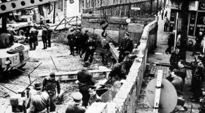 Stavba berlínské zdi v roce 1961