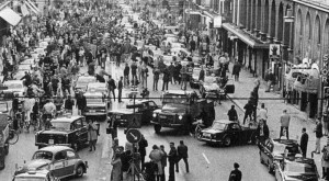 Tato fotografie byla pořízena první ráno po přechodu Švédska z levostranného provozu na pravostranný 1967