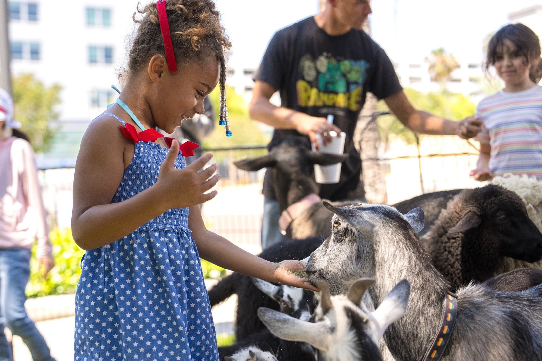 Dětská zoo byla jedním z nejoblíbenějších míst na festivalu 4. července v Scientologické církvi v Los Angeles