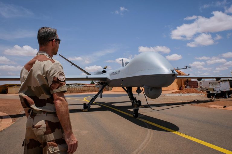 Francouzský voják na letecké základně Niamey v Nigeru. Od roku 2014 francouzská armáda používá drony založené na Niamey k provádění zpravodajských a dozorčích protiteroristických misí.