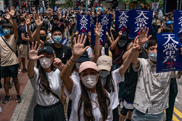 Protest proti pekingskému návrhu zákona o národní bezpečnosti, v Hongkongu 24. května 2020. Protestující ukazují „pět prstů“, což má symbolizovat jejich „pět požadavků“ pro upevnění demokratických mechanismů v Hongkongu. (Anthony Wallace / AFP prostřednictvím Getty Images)