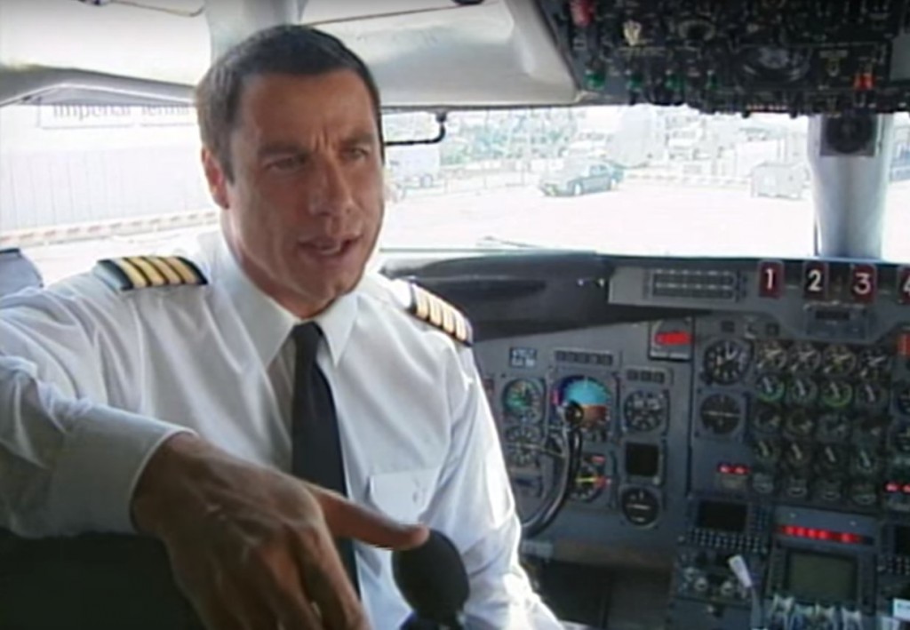 John Travolta jako pilot v kokpitu