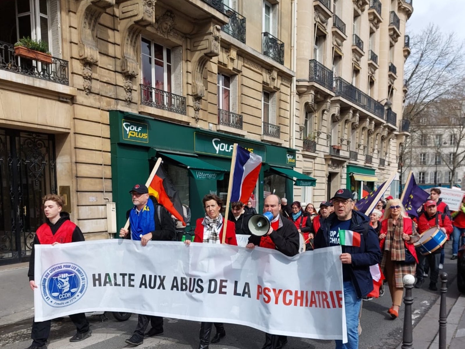 Občanská komise za lidská práva pochodovala z Parc Monceau do Palais des Congrès, aby žádala psychiatry, ukončit nedobrovolné hospitalizace, drogování dětí a další nátlakové praktiky.