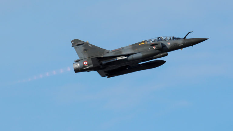 Stíhačka Armee de l’Air (francouzské letectvo) Dassault Mirage 2000 vzlétla na misi během rudé vlajky na Aljašce 10. dubna 2007