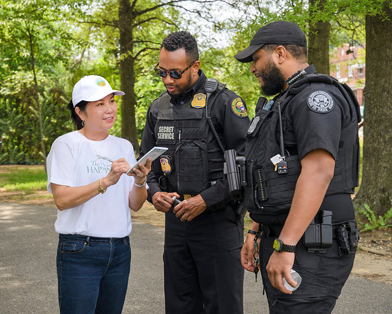 Kim Bey ve městě šíří The Way to Happiness, příručku zdravého rozumu o morálních hodnotách, která pomáhá komunitám obnovit soudržnost, respekt a bezpečí. Její práce přispěla k výraznému poklesu kriminality a vrátila obyvatelům D.C. pocit naděje.