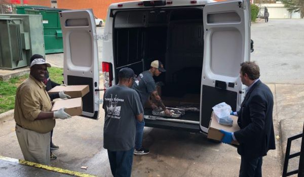 Walker představuje právní předpisy na posílení charitativních organizací v boji proti koronavirům